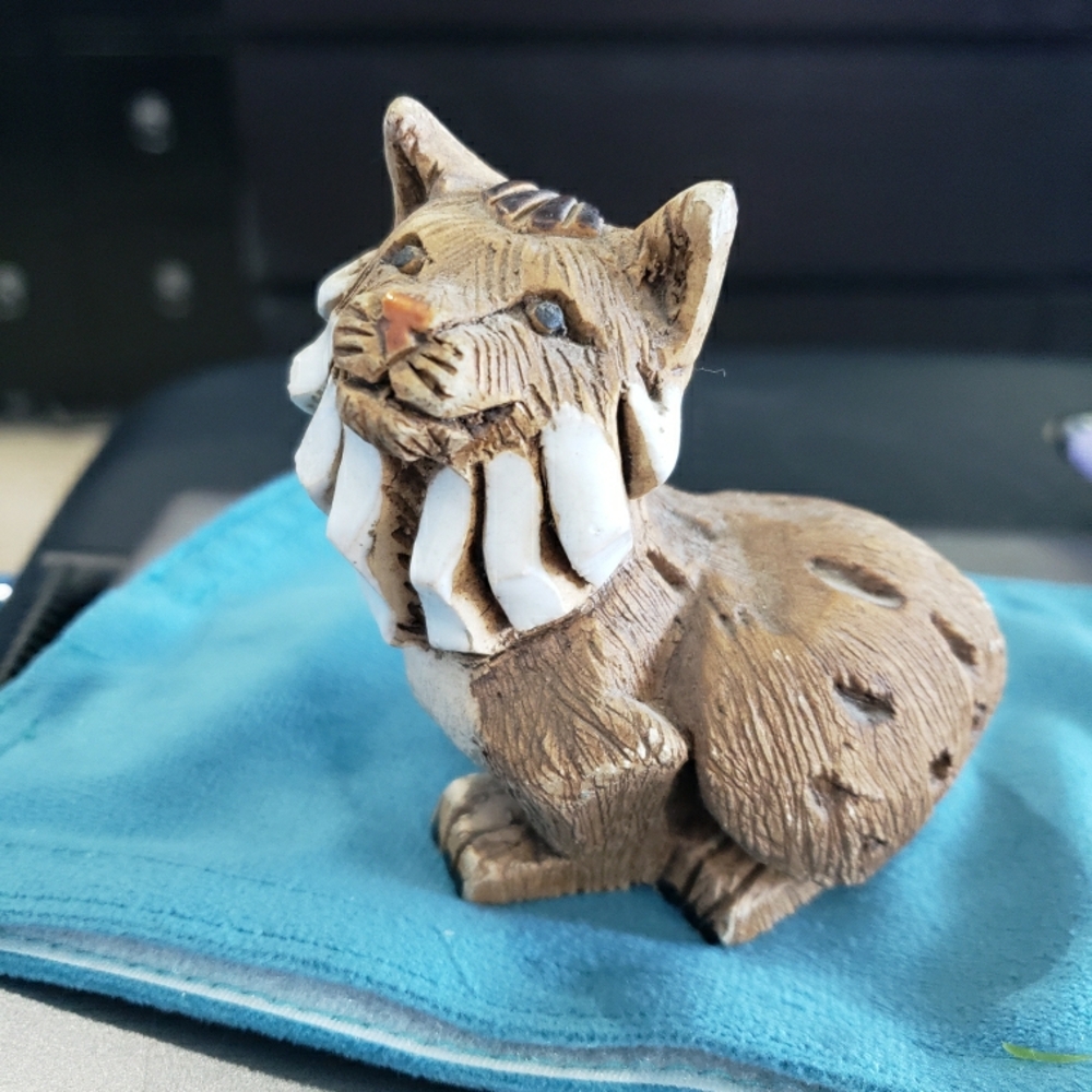 Vintage handceafted Artesenia Rinconadia Lynx figurine.
